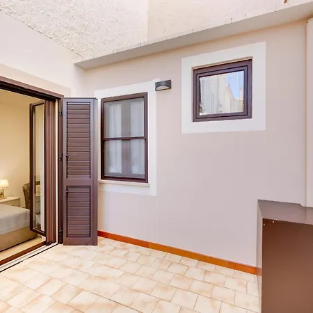 Air-conditioned 2 Steps From The Sea *