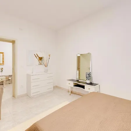 Air-conditioned 2 Steps From The Sea